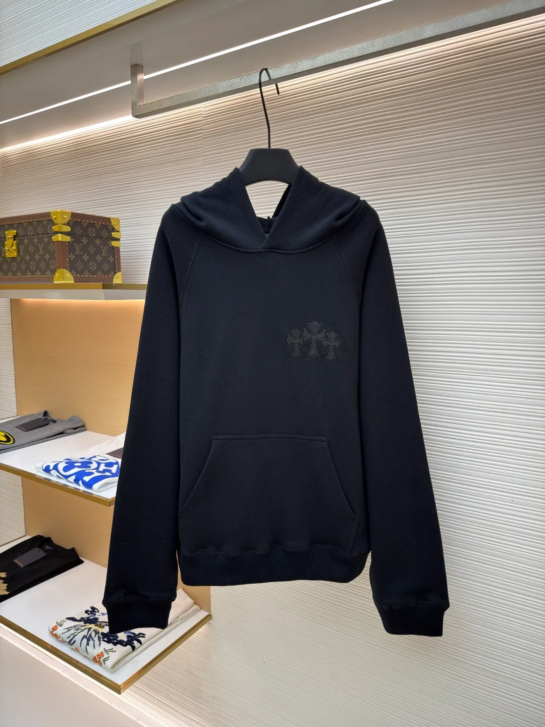 Chrome Hearts logo hooded sweatshirt ●Original version: Purchased and developed for 15998 ●Item number: 1682026-B15 ●Material: interwoven air cotton fabric ●Technology: patch embroidery production ●Color: black ●Version: loose fit ●Weight: about 1015 grams ●Size: S-M-L-XL ●Description: Customized heavy fortress interwoven air cotton, full texture, thick and solid, based on high-end ash tone With a sense of beauty that coexists with vicissitudes of life and elegance, the Crow heart cross appliqué decoration on the chest becomes the ultimate interpretation of the dark Gothic style. The CH Gothic font is the finishing touch on the back page, letting the totem become your spiritual thorn. The logo iron plate sways slightly with the swing of the body, adding a sense of movement and vitality. It is unobtrusive but has an indescribable aura. It interprets the perfect blend of retro and luxury, using imported machine appliqué technology. Using advanced computer control systems and precision mechanical components, Chrome Hearts logo appliqué embroidery is realized, showing an embroidery effect with both clarity and three-dimensionality. The fabrics have been washed, have a better hand feel, are not easy to deform, are not easy to shrink, are not easy to fade, and maintain long-term beauty. The overall wiring is straight and delicate, the fabric is comfortable and soft, and the color is consistent without color difference. It can be matched with the same style to create a fashionable look and control various occasions. Customized accessories, complete with three standards, same style for men and women!